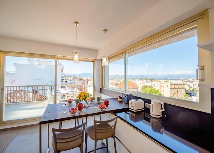 Апартаменти High Standing With Incredible Old And Sea Views *