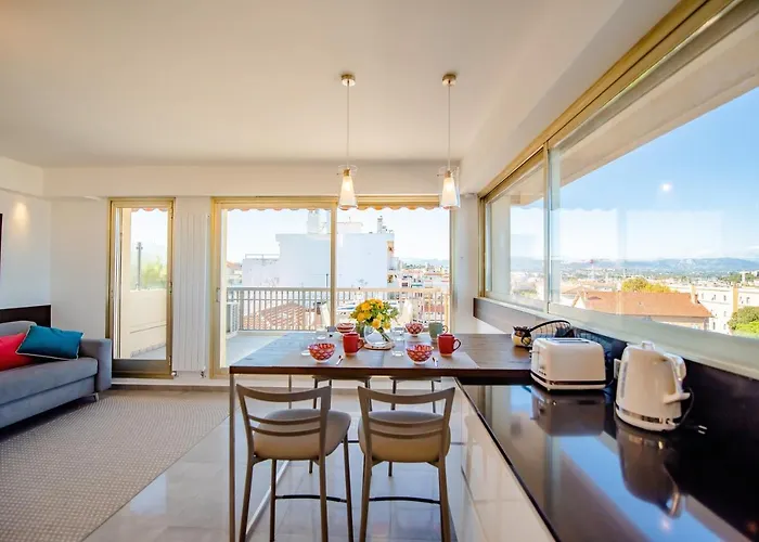 High Standing With Incredible Old And Sea Views * 昂蒂布